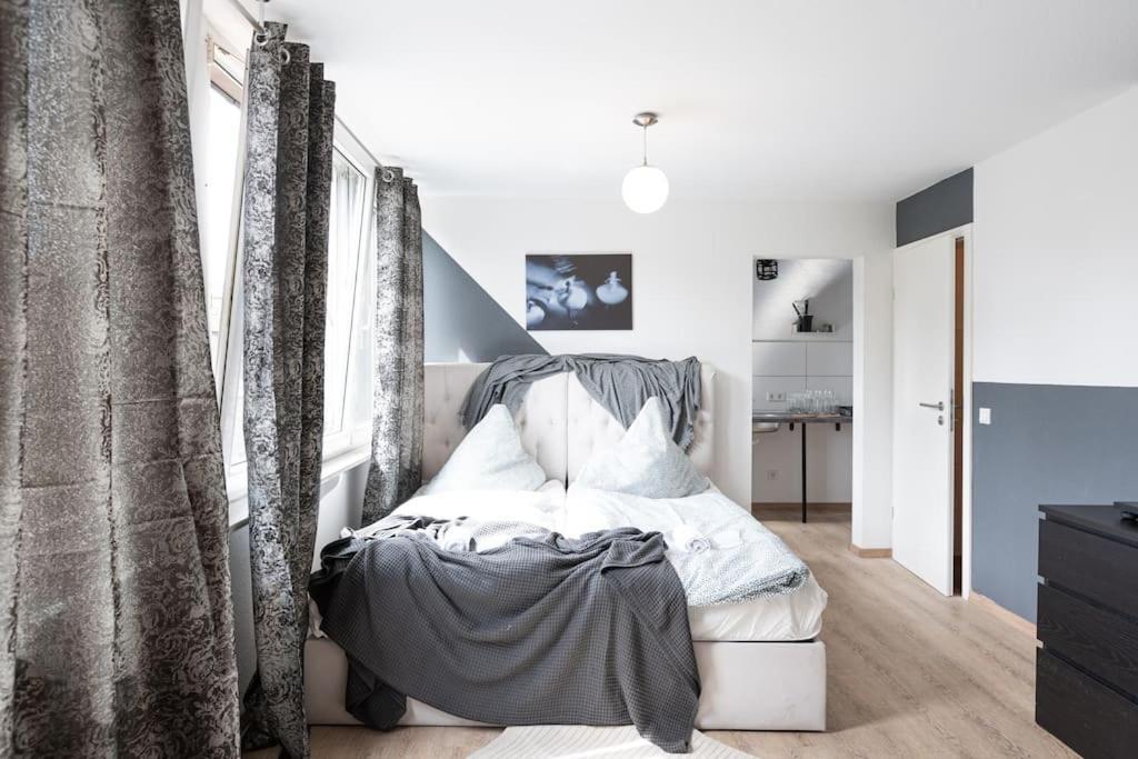 - Nice New York Apartment In The Heart Of Duisburg - Betten & Sofa - 5 Mins Central Station Hbf - Big Tv & Wifi - المظهر الخارجي الصورة