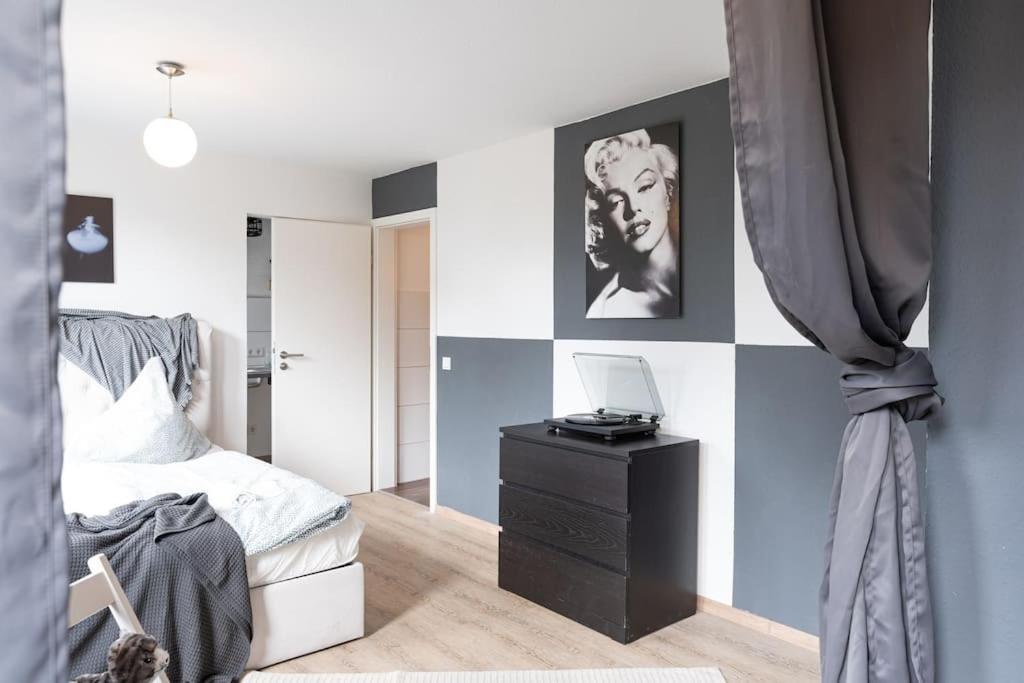 - Nice New York Apartment In The Heart Of Duisburg - Betten & Sofa - 5 Mins Central Station Hbf - Big Tv & Wifi - المظهر الخارجي الصورة