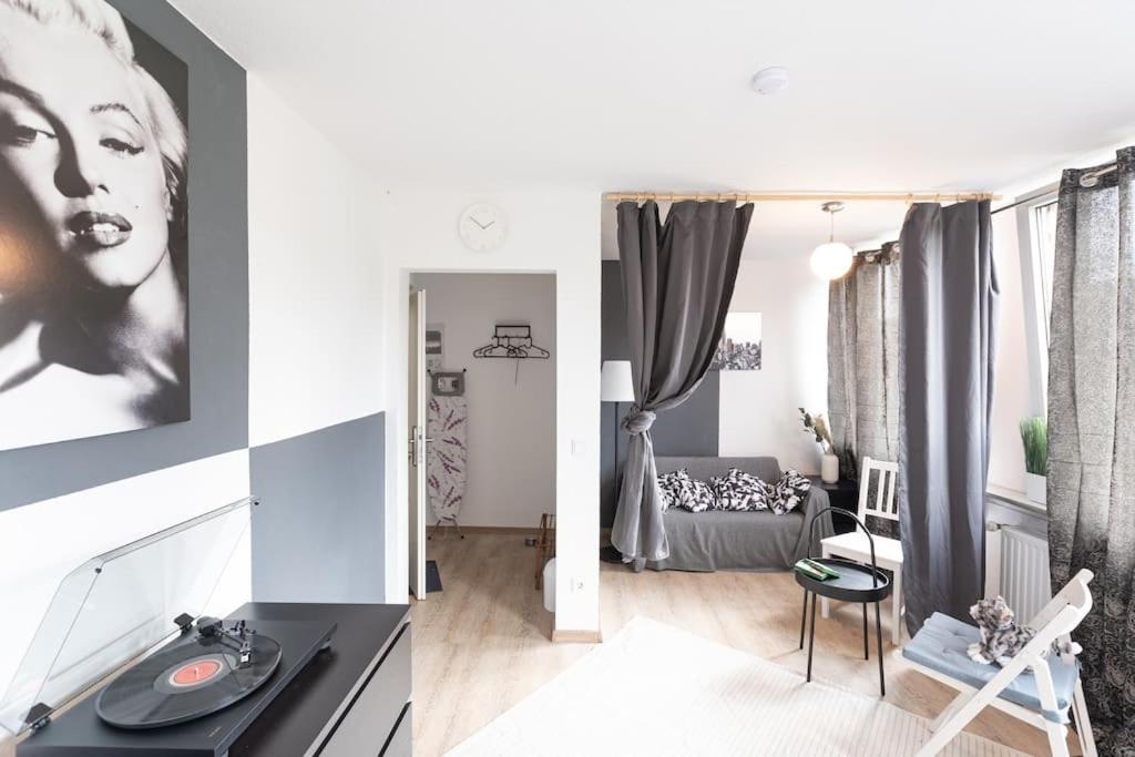 - Nice New York Apartment In The Heart Of Duisburg - Betten & Sofa - 5 Mins Central Station Hbf - Big Tv & Wifi - المظهر الخارجي الصورة