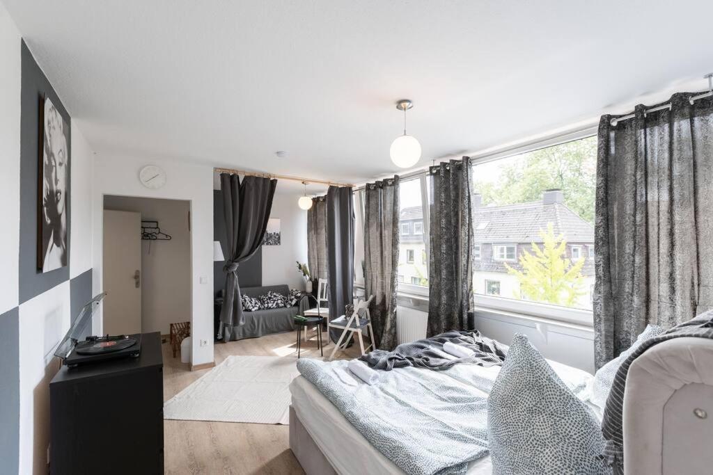 - Nice New York Apartment In The Heart Of Duisburg - Betten & Sofa - 5 Mins Central Station Hbf - Big Tv & Wifi - المظهر الخارجي الصورة