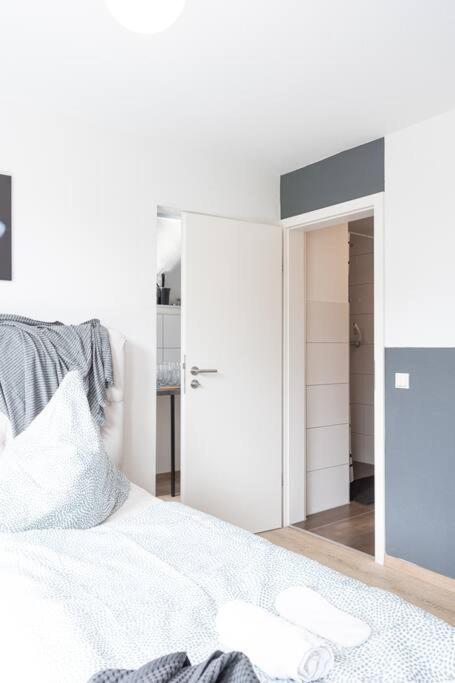- Nice New York Apartment In The Heart Of Duisburg - Betten & Sofa - 5 Mins Central Station Hbf - Big Tv & Wifi - المظهر الخارجي الصورة