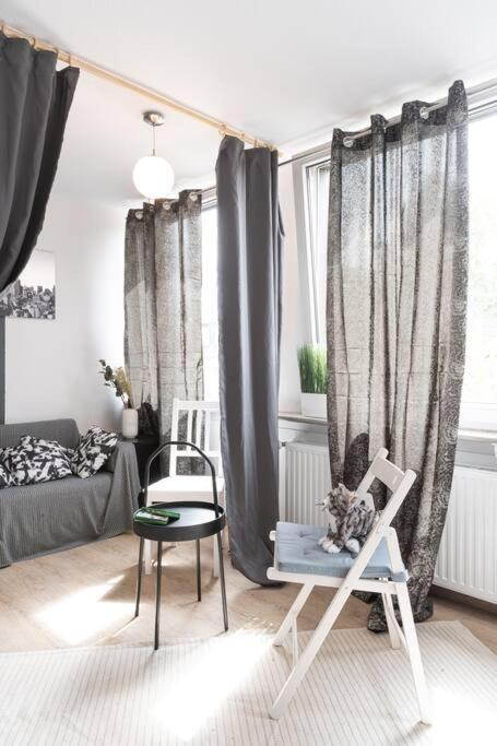 - Nice New York Apartment In The Heart Of Duisburg - Betten & Sofa - 5 Mins Central Station Hbf - Big Tv & Wifi - المظهر الخارجي الصورة