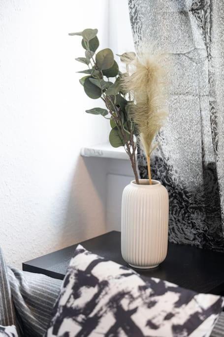 - Nice New York Apartment In The Heart Of Duisburg - Betten & Sofa - 5 Mins Central Station Hbf - Big Tv & Wifi - المظهر الخارجي الصورة