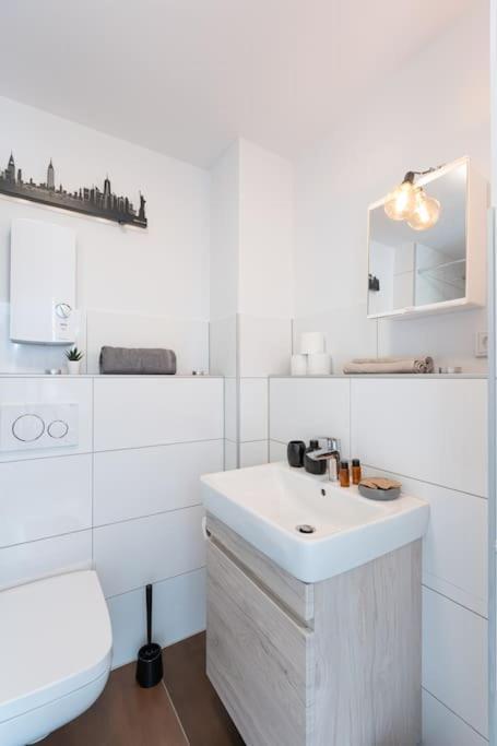 - Nice New York Apartment In The Heart Of Duisburg - Betten & Sofa - 5 Mins Central Station Hbf - Big Tv & Wifi - المظهر الخارجي الصورة