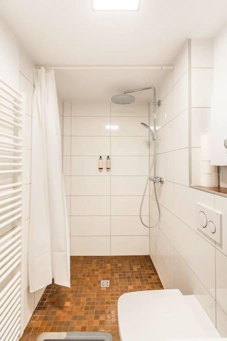 - Nice New York Apartment In The Heart Of Duisburg - Betten & Sofa - 5 Mins Central Station Hbf - Big Tv & Wifi - المظهر الخارجي الصورة