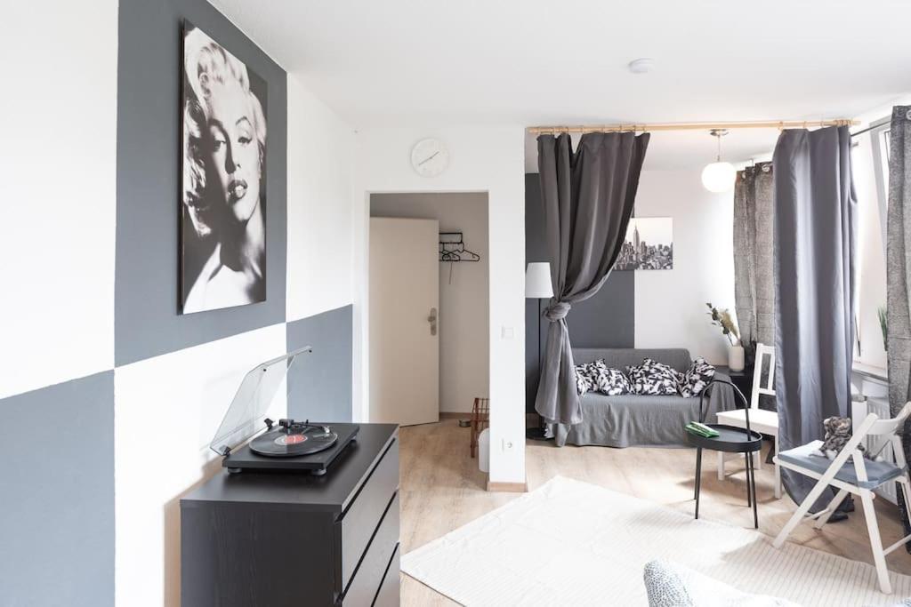 - Nice New York Apartment In The Heart Of Duisburg - Betten & Sofa - 5 Mins Central Station Hbf - Big Tv & Wifi - المظهر الخارجي الصورة